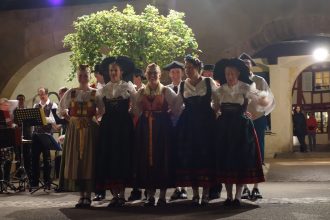 民族衣装でダンスパーティー