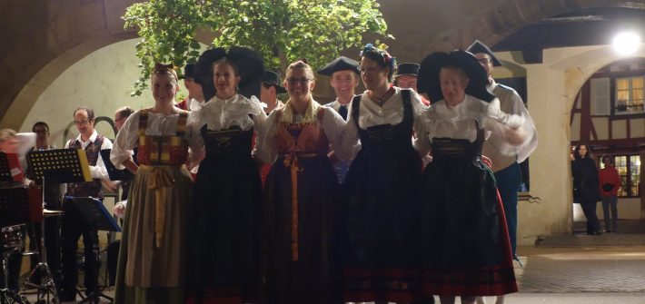 民族衣装でダンスパーティー