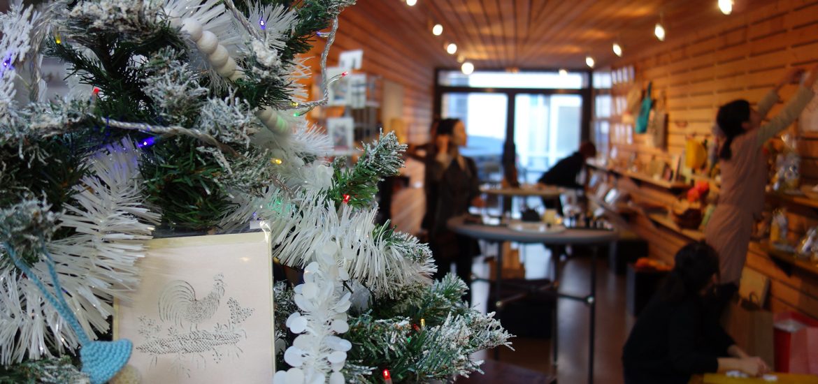 Installation de l'expo-vente Cadeaux de Noël