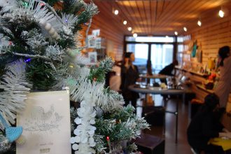 Installation de l'expo-vente Cadeaux de Noël