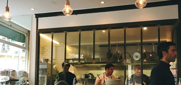 Caillebotte のオープンキッチン