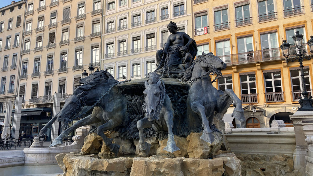 リヨン市役所前の銅像