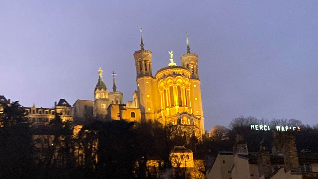 サン・ジャン＝バティスト教会から見た、夜のノートル＝ダム大聖堂