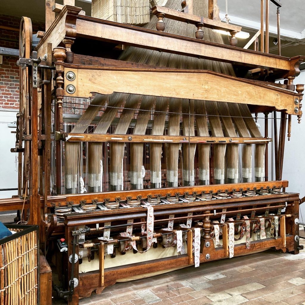 リボンを織る機械